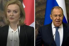 Liz Trussová a Sergej Lavrov