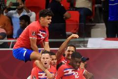 Fotbalisté Kostariky slaví gól v baráži o MS s Novým Zélandem