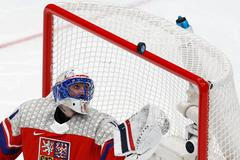 V hlavní roli brankář(ka). Hrubec a spol. vydřeli dva body, Češky trápily favoritky