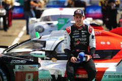 Pilot Toyoty Sébastien Buemi v závodě 24 hodin Le Mans 2022