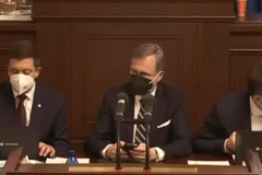 Mě už to taky s**e, utrousil premiér Fiala v Poslanecké sněmovně