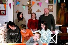 „Mívám návaly vděčnosti.“ Ukrajinka s dětmi našla útočiště u Rusů v Praze