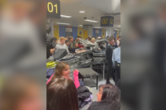 Zmatek na letišti v Manchesteru se vymyká kontrole. Letiště nemá dostatek personálu