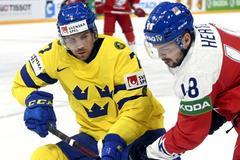 Henrik Tommernes a Tomáš Hertl v zápase Česko - Švédsko na MS 2022