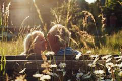 Ilustrační snímek / Důchodci / Důchodce / Senioři / Senior / Důchod / Penze / Stáří / Láska / Manželství / Podzim života