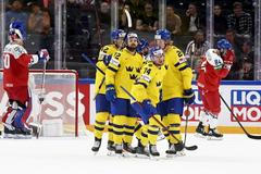 MS v hokeji 2022: Švédští hokejisté slaví gól proti českému týmu