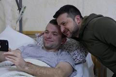 "Uzdravte se. Je to důležité." Zelenskyj navštívil nemocnici se zraněnými vojáky