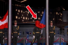 Čínský voják se zamotal do české vlajky. Jediný člověk, kterého zlato pro Ledeckou netěšilo