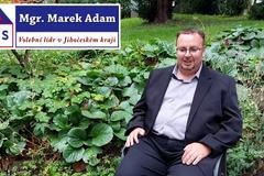 Marek Adam v předvolebním klipu Aliance národních sil v září 2021