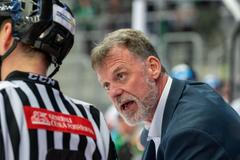 Trenér Mladé Boleslavi Radim Rulík diskutuje v druhém semifinále play off