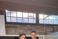 Aleš Matějů podepisuje smlouvu v Benátkách