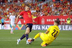 fotbal, Liga národů 2022, Španělsko - Česko, Aleš Mandous, Dani Olmo