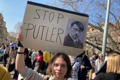 Rusové v Praze protestovali proti Putinovi a válce na Ukrajině
