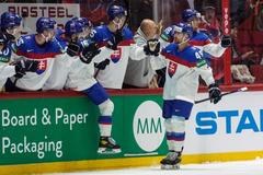 Slovenský útočník Samuel Takáč slaví gól v zápas s Francií na MS 2022