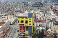 Celý svět se jí smál. Teď jde podivná budova k zemi