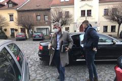 Andrej Babiš vystupuje z auta po příjezdu do své poslanecké kanceláře v Roudnici nad Labem. Doprovází ho jeden člen ochranky.