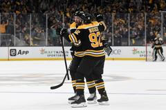 hokje, NHL 2021/2022, Stanley Cup, Play off, Boston Bruins - Carolina Hurricanes, Derek Forbort, Tomáš Nosek