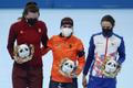 Stříbrná Isabelle Weidemannová z Kanady, zlatá Nizozemka Irene Schoutenová a bronzová Martina Sáblíková po závodě rychlobruslařek na 5000 m na ZOH v Pekingu 2022