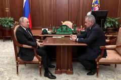 Putin u malého stolečku zrušil útok na ocelárnu v Mariupolu. Nařídil její blokádu.