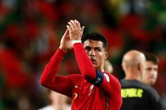 Cristiano Ronaldo zdraví fanoušky po zápase Ligy národů Portugalsko - Česko