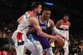 Tomáš Satoranský z Washingtonu a Russell Westbrook z Lakers v zápase NBA