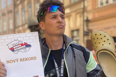 Uběhl maraton v crocsech: Překvapilo mě, jak je ta bota nenáviděná, říká Mach