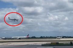 Pasažér ohromil letecký svět. Na přistání ho navedl instruktor díky vytištěnému papíru