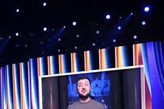 Zelenskyj na cenách Grammy promluvil o mrtvolném tichu zničených měst a zabitých lidí