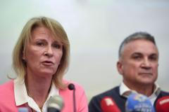 Matka Novaka Djokoviče Dijana, v pozadí otec Srdjan