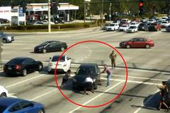 Video: Řidička omdlela a řítila se do protisměru. Její zachránci jsou hitem internetu