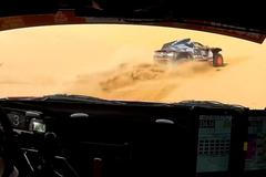 Nejkrásnější souboj na Dakaru? Prokop před jásajícími fanoušky naháněl elektrickou „bestii“