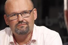 Bačina: Konec spalováků je pro automobilky v EU záchrana. Nevydržely by konkurenci