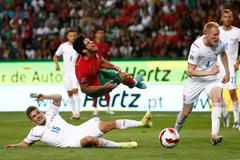 Goncalo Guedes, Michal Sadílek a Václav Jemelka v zápase Ligy národů Portugalsko - Česko