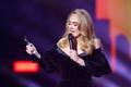 Z Brit Awards Adele odchází s cenou za album, píseň i umělkyni roku