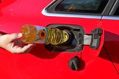 Lití oleje do nádrže