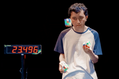 Sportovní sociál - Během žonglování složil tři rubikovy kostky