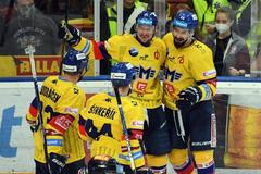 Hráči Českých Budějovic se radují z gólu na Spartě