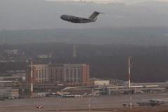 Letoun startuje z americké základny Ramstein v Německu.