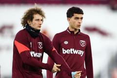 Alex Král při rozcvičce West Hamu