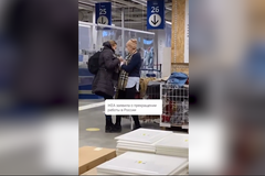 Drsný souboj Rusek o poslední pánvičku. Aneb poslední nákupy v Ikea