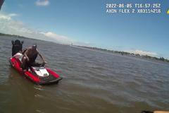 Zloděj se snažil ukrást vodní skútr. Policie si půjčila loď od náhodné rodiny