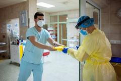 Foto / JIP / ARO / Covid-19 / FNKV / Nemocnice / Koronavirus / ARO / Nakažení / Intenzivní péče / Pacient / Očkování / Antivaxer / Neočkovaní / Zdravotník / Lékař / Sestra / Listopad 2021 / Vinohrady