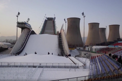 Pekingský můstek na akrobatické lyžování poblíž chladících věží