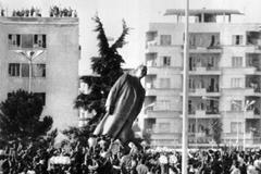 Enver Hodža, socha, svržení, 1991