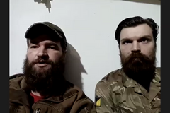 Tisková konference pluku Azov z obklíčené továrny Azovstal