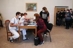 Mobilní očkovací tým, mobilní očkování, koronavirus, covid-19, vesnice, lidé, fronta, pandemie, Rohovládova Bělá, rouška, respirátor, ochrana