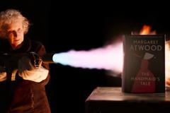 Margaret Atwoodová s plamenometem