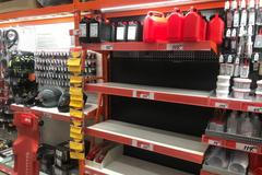 Vyprodané kanystry a autolékárničky