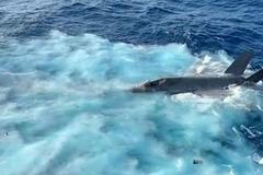 Ohnivá spoušť na palubě. Uniklo video z havárie hledaného letounu F-35