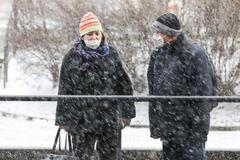 Ilustrační foto - koronavirus, pandemie, epidemie, rouška, respirátor, ulice, lidi, Češi, důchodce, stáří, zima, sněžení